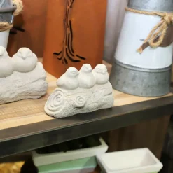 CHEMIN DE CAMPAGNE - Trio d'oiseaux décoratifs sur branche en béton gris 20.5 x 9.5 x 11cm
