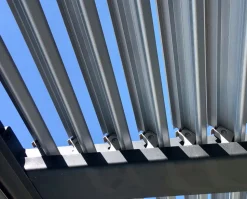 COULEURS DU MONDE - Madison - pergola bioclimatique adossée 5 pieds sans percage 3x4m en aluminium toit plat