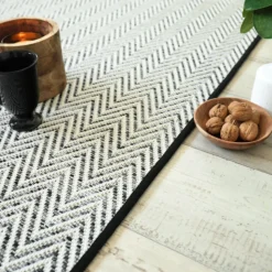 DÉCOWEB - Tapis intérieur / extérieur en tissé plat - java chevron blanc - galon noir - 200 x 290 cm