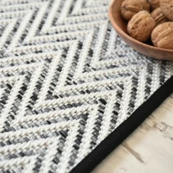 DÉCOWEB - Tapis intérieur / extérieur en tissé plat - java chevron blanc - galon noir - 200 x 290 cm