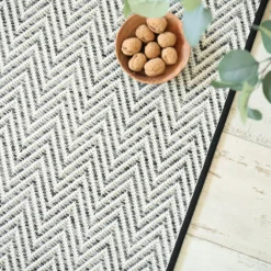 DÉCOWEB - Tapis intérieur / extérieur en tissé plat - java chevron blanc - galon noir - 200 x 200 cm