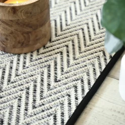 DÉCOWEB - Tapis intérieur / extérieur en tissé plat - java chevron blanc - galon noir - 200 x 200 cm