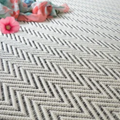 DÉCOWEB - Tapis intérieur / extérieur tissé plat - java chevron blanc - ganse noire - 250 x 350 cm