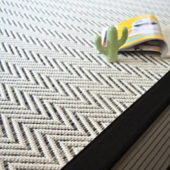 DÉCOWEB - Tapis intérieur / extérieur tissé plat - java chevron blanc - ganse noire - 120 x 170 cm