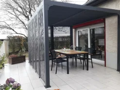 HABRITA - Pergola bioclimatique aluminium 10,80 m² + panneaux moucharabieh - coloris gris