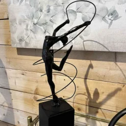 JOLIPA - Gymnaste resine marron foncé 20x18x46cm